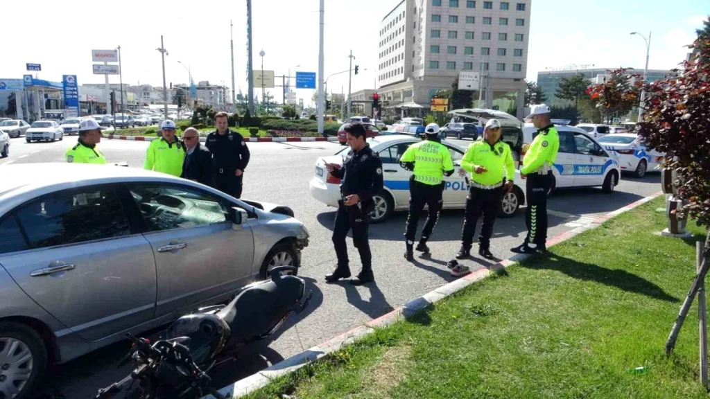 Malatya'da otomobil ile motosikletin karıştığı trafik kazasında 1'i ağır 2 kişi yaralandı.